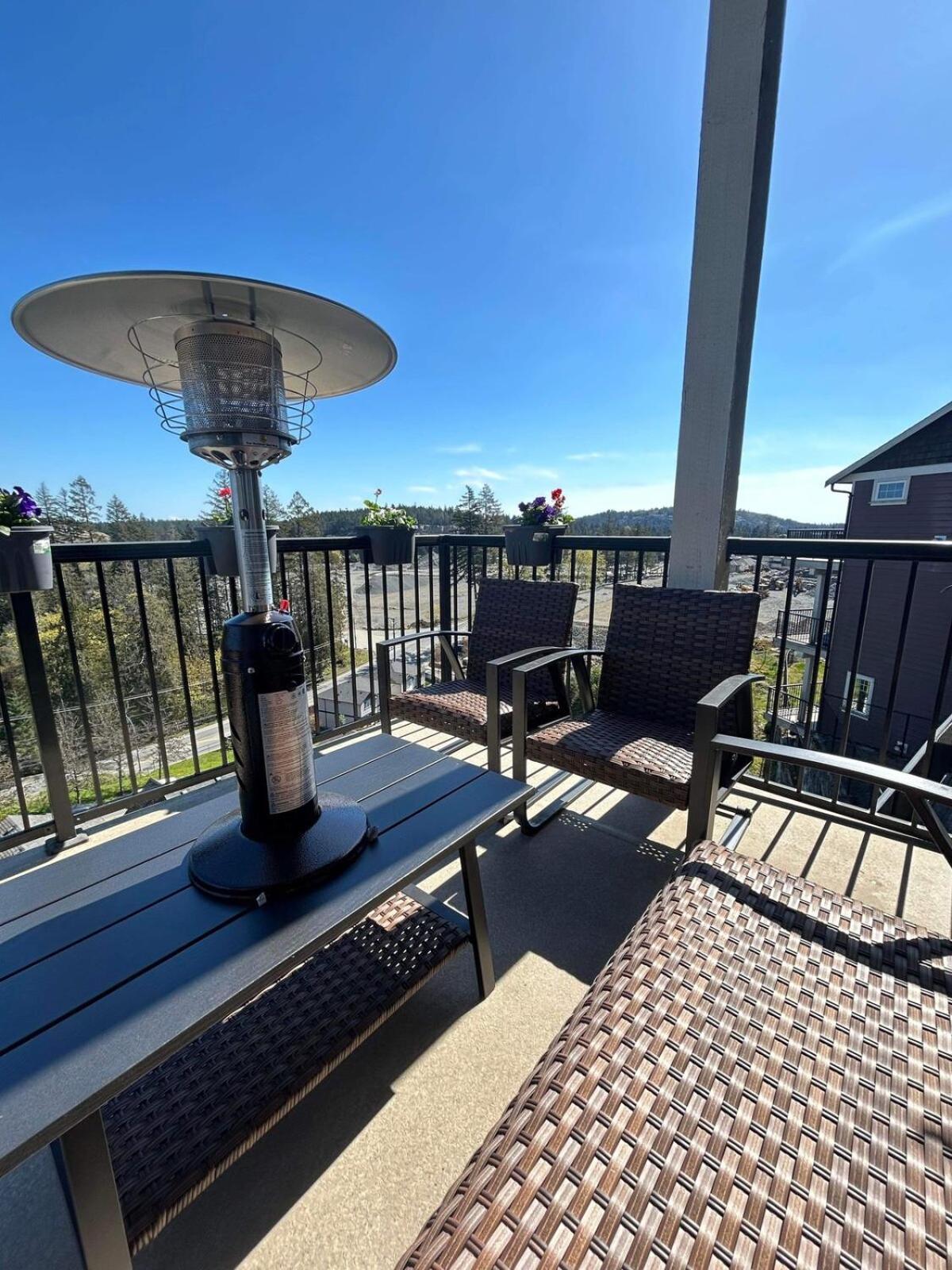 Guest Room With Private Bath In Langford Victoria Exterior photo